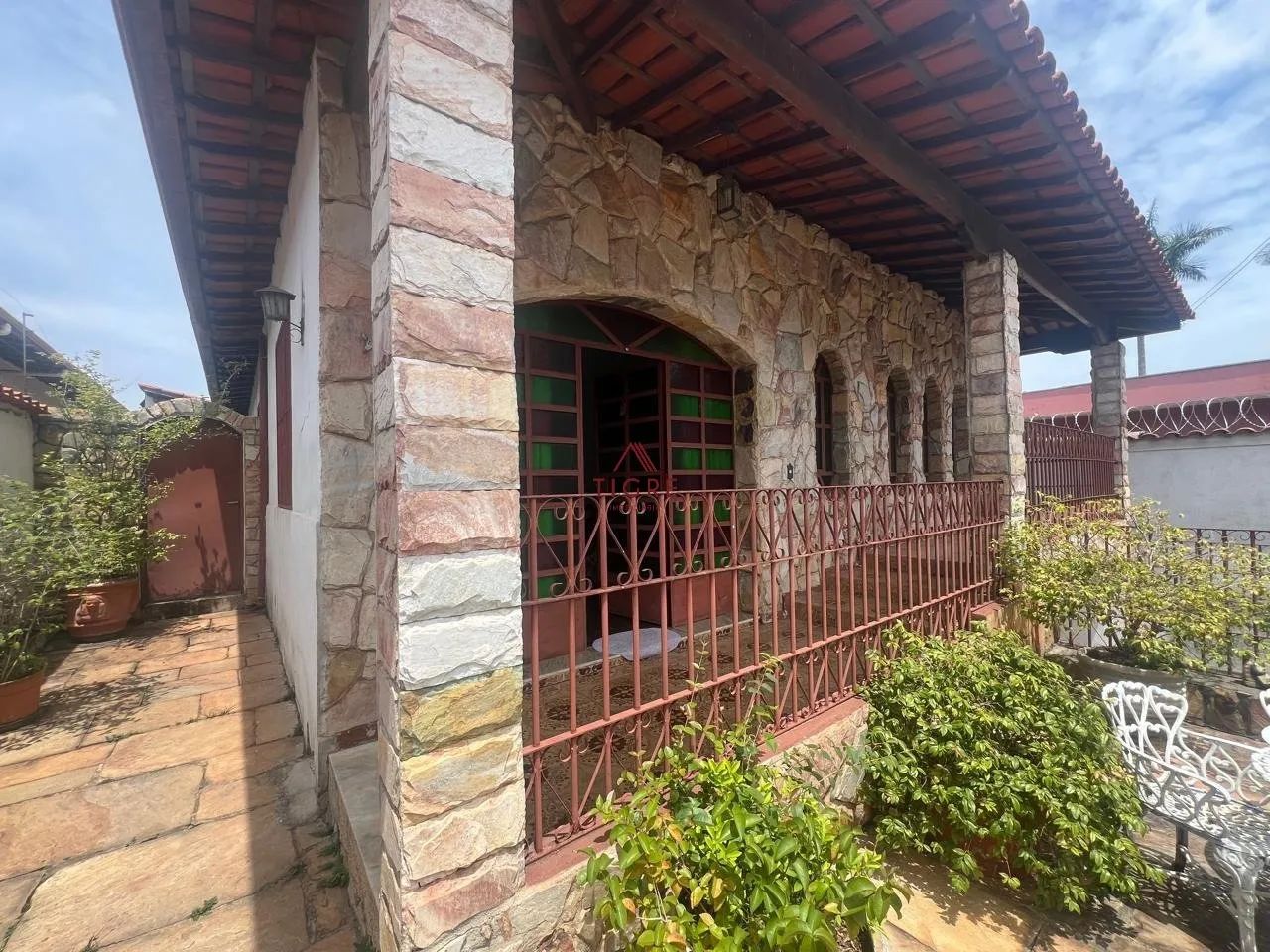 Casa com 5 quartos, 05 vagas no Planalto Bh