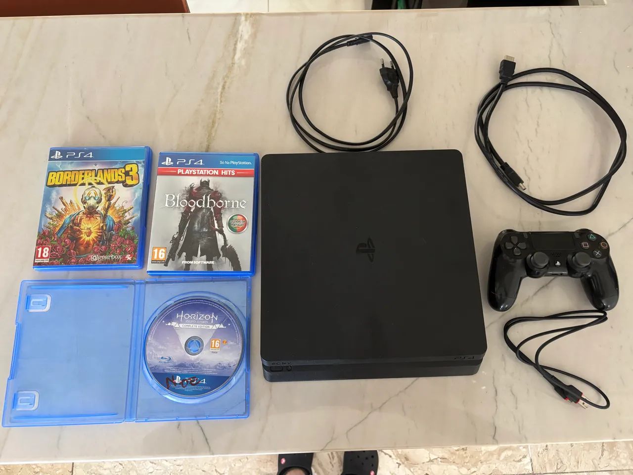 Ps4 Slim - com video games (bloodborne, borderlands 3, e horizon)