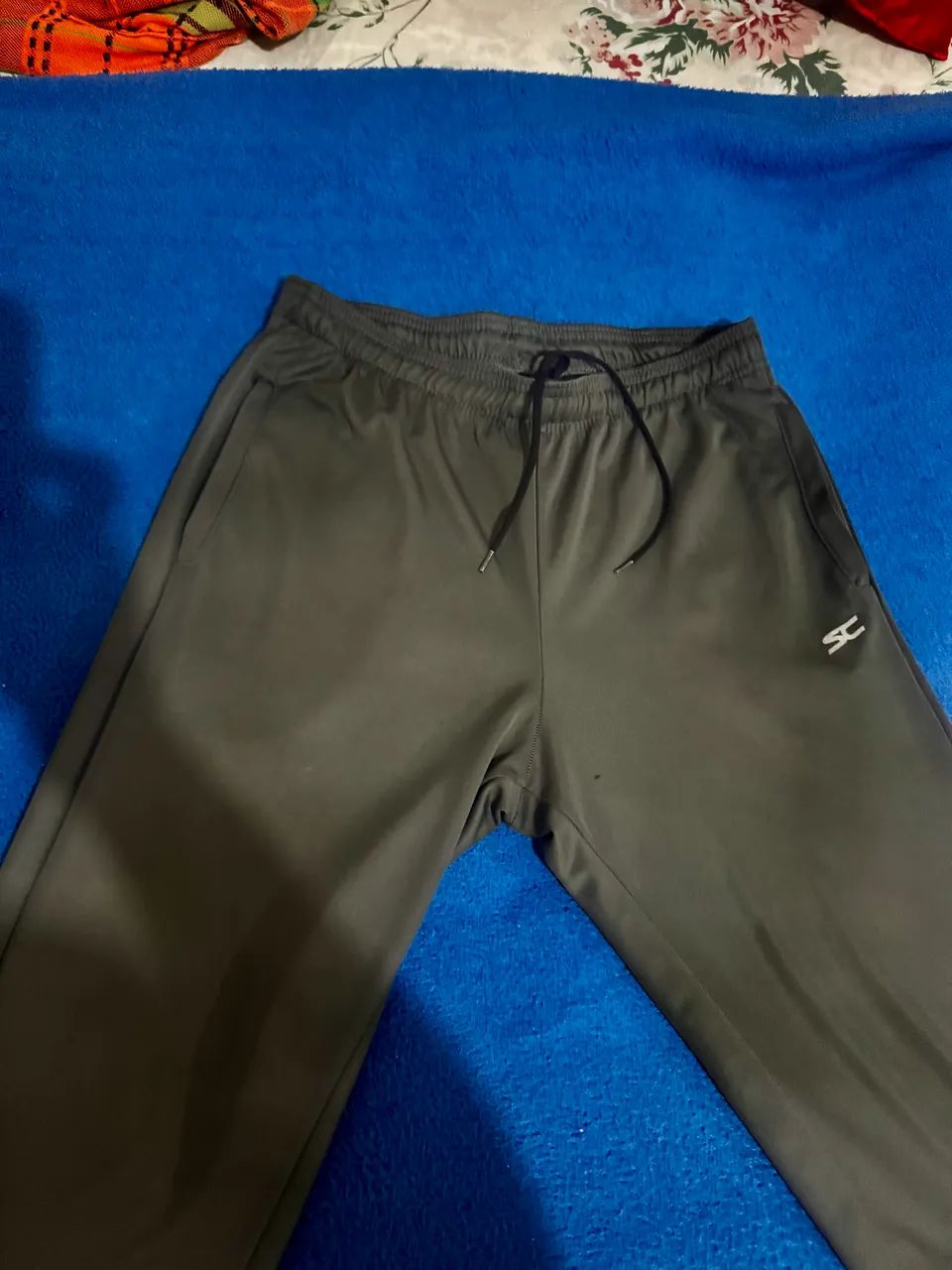 Calça esportiva  cinza.  - Foto 2