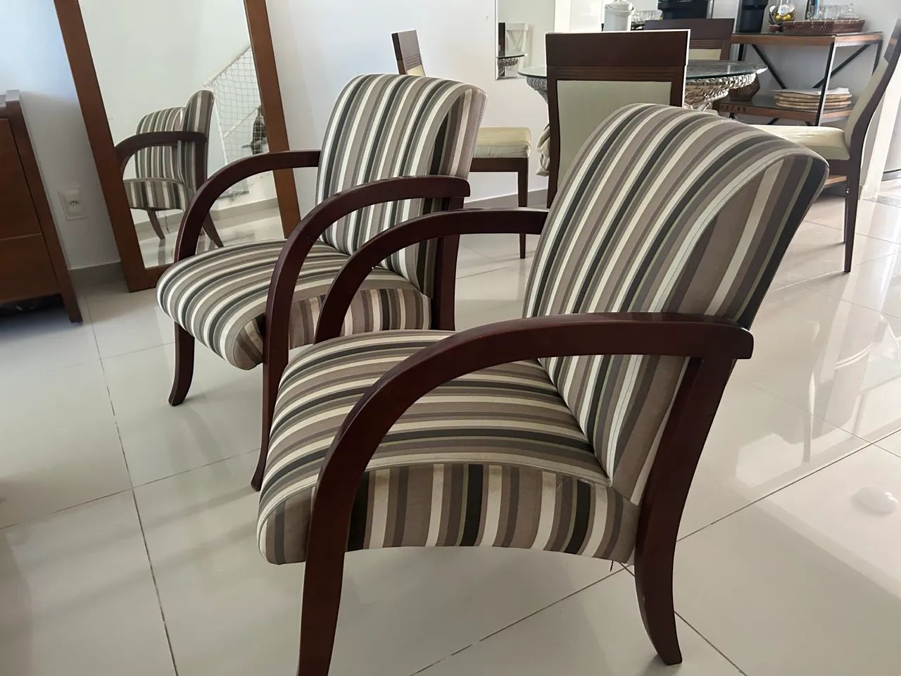 Dupla de poltronas estofadas em madeira - Foto 3