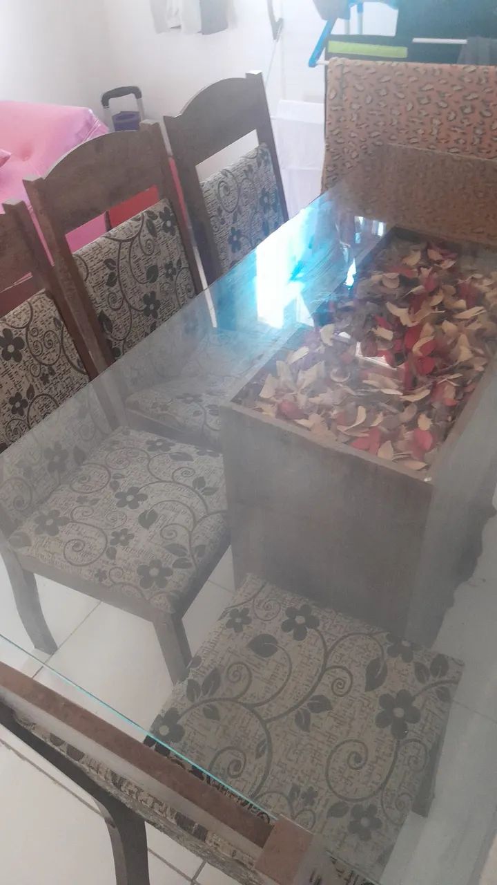 Table with 4 chairs65704316318722120