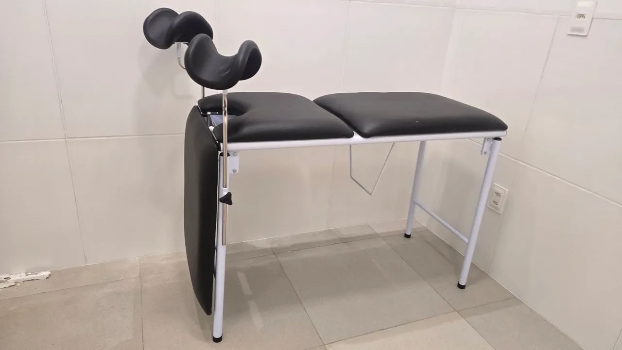 Mesa Ginecologica estofada com porta-coxa e bandeja. - Foto 2