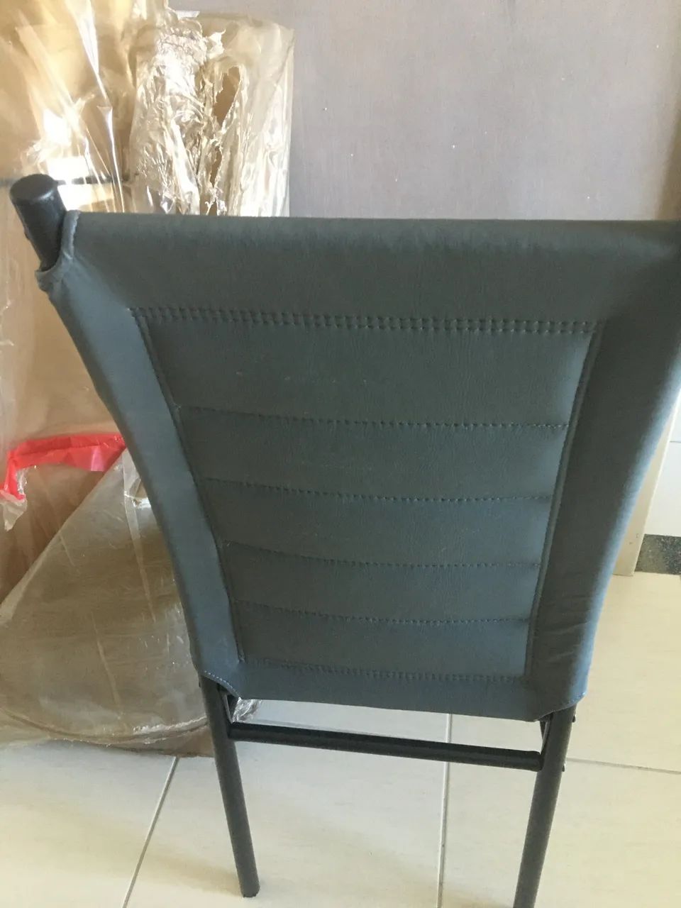 Vendo 6 cadeiras NOVAS na caixa - Foto 3