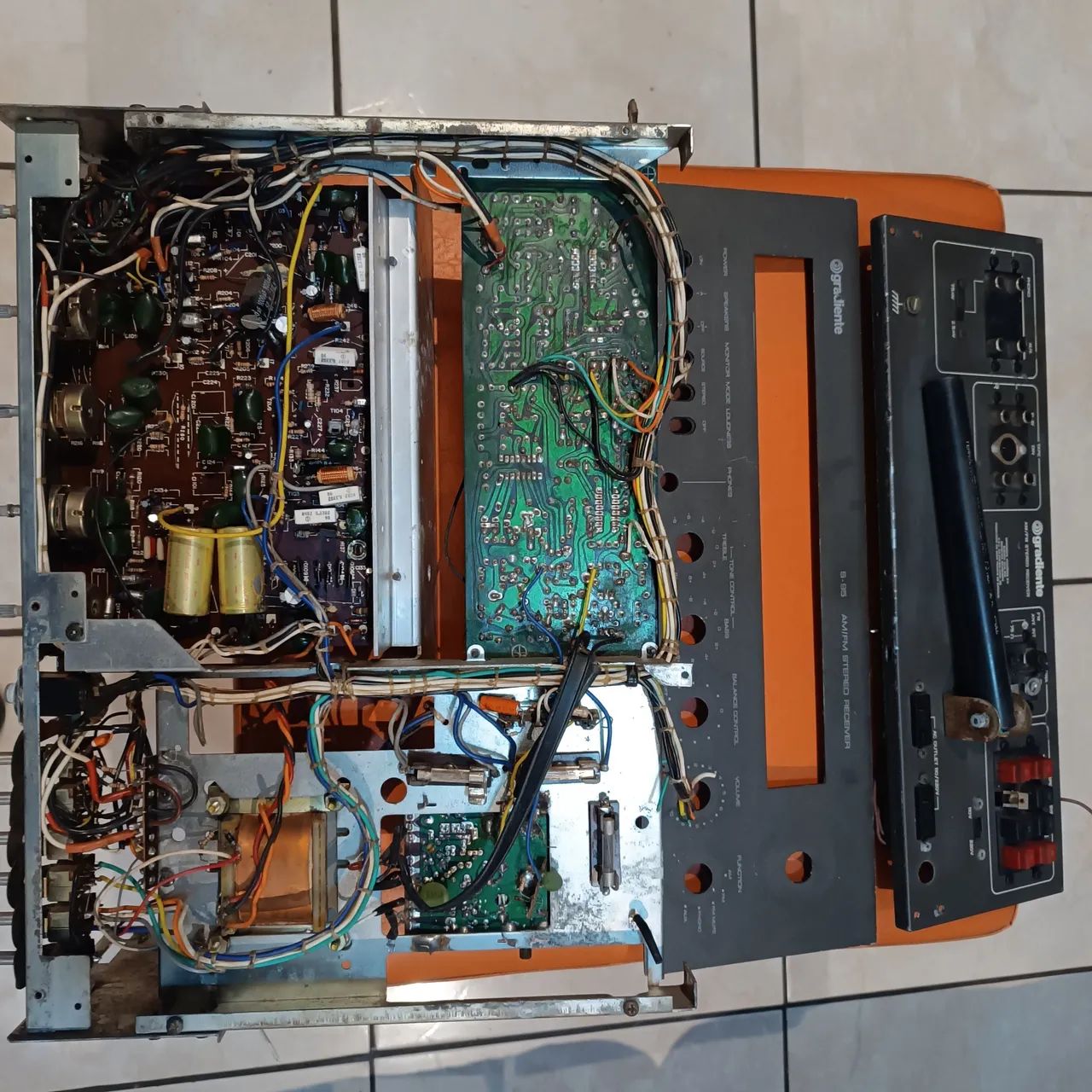 Chassis e painel frontal e traseiro do receiver gradiente S-95 (sucata). - Foto 3