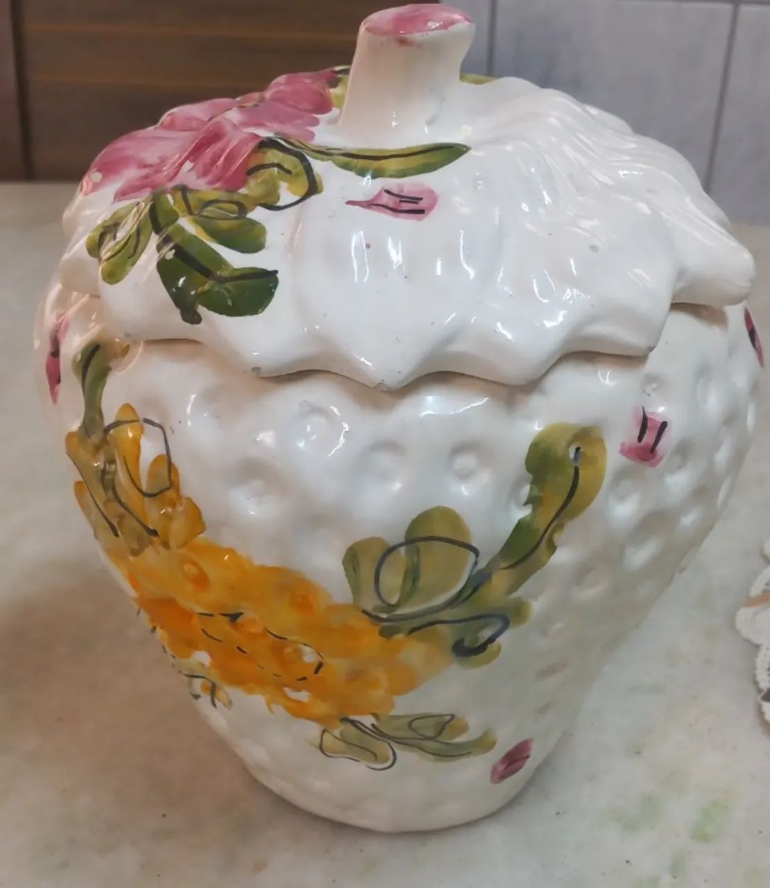 Vaso de porcelana antigo - Colorido - Modelo morango