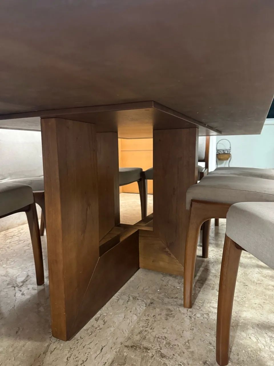 Conjunto de mesa com 8 cadeiras em madeira maciça  - Foto 4