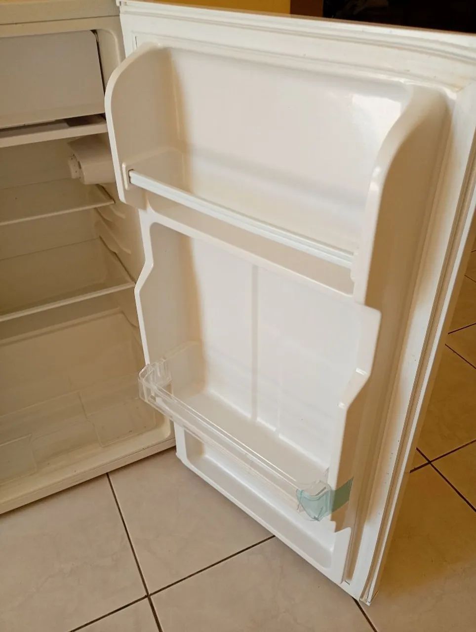 Frigobar Hq 95 litros branco 127 v  - Foto 5