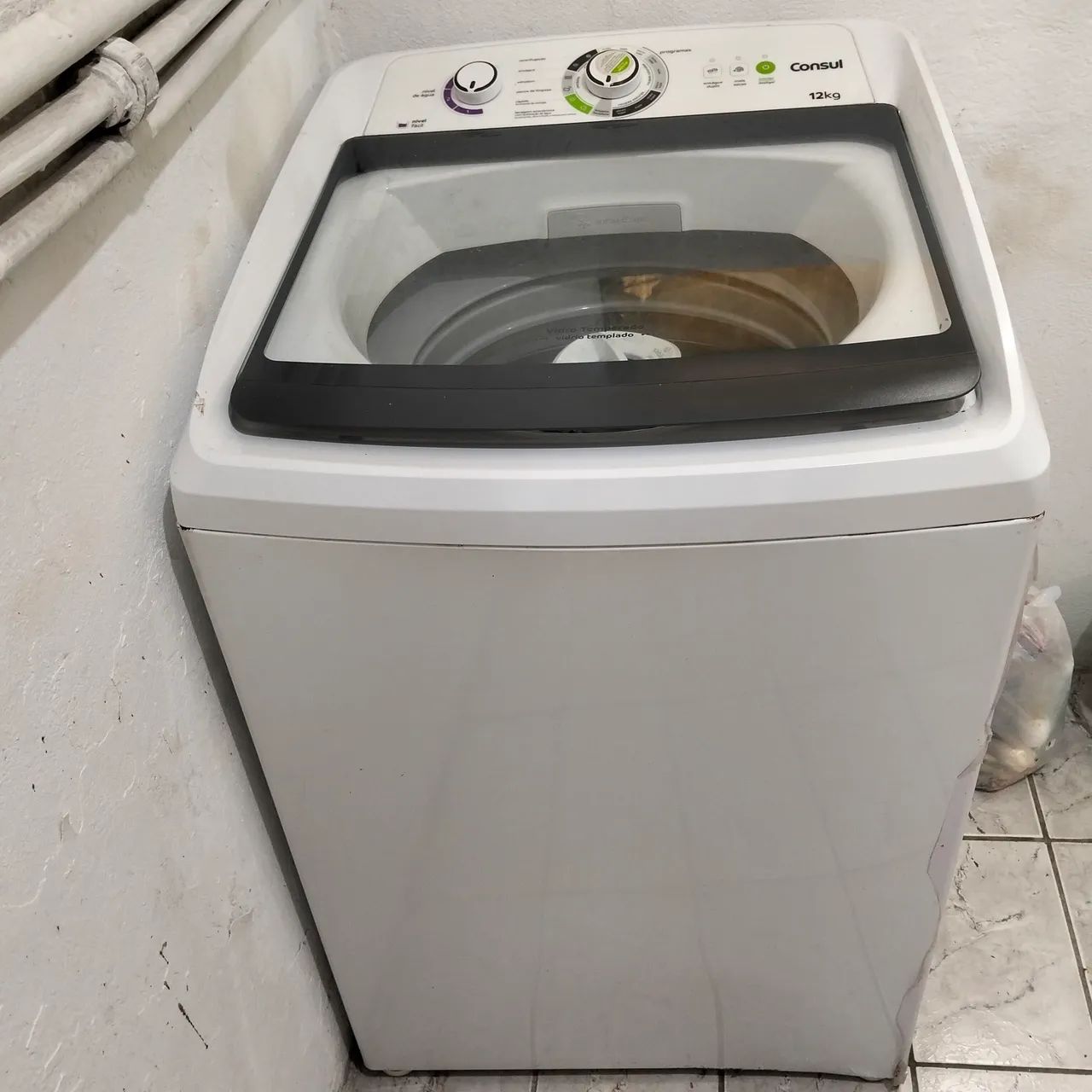 Máquina de lavar roupa com defeito 