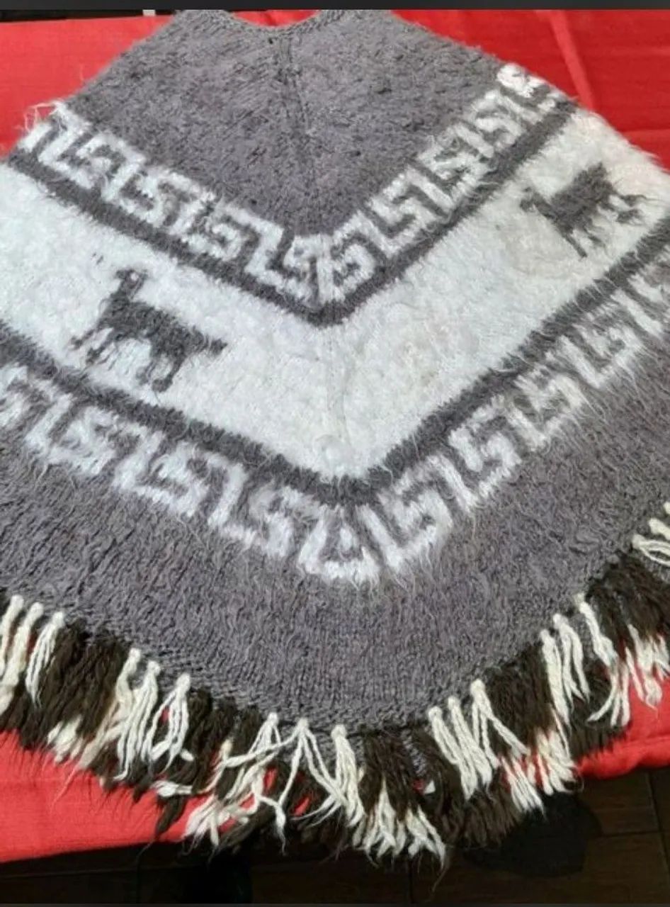 poncho peruano de lã cinza e branco