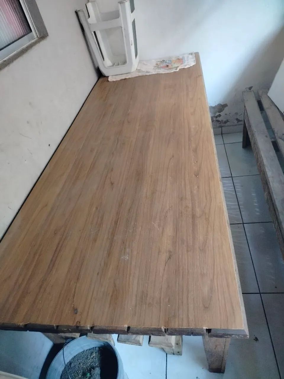 Vende-se mesa com dois bancos de madeira  - Foto 4