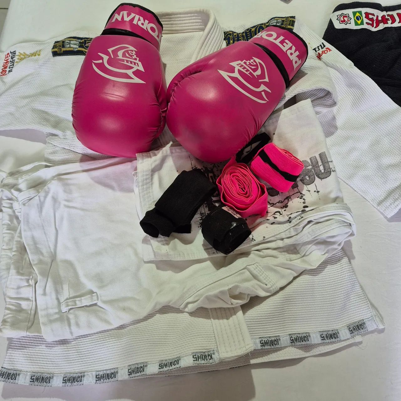 Vendo 2 kimono de jiu-jitsu  e luvas pra boxe  - Foto 5