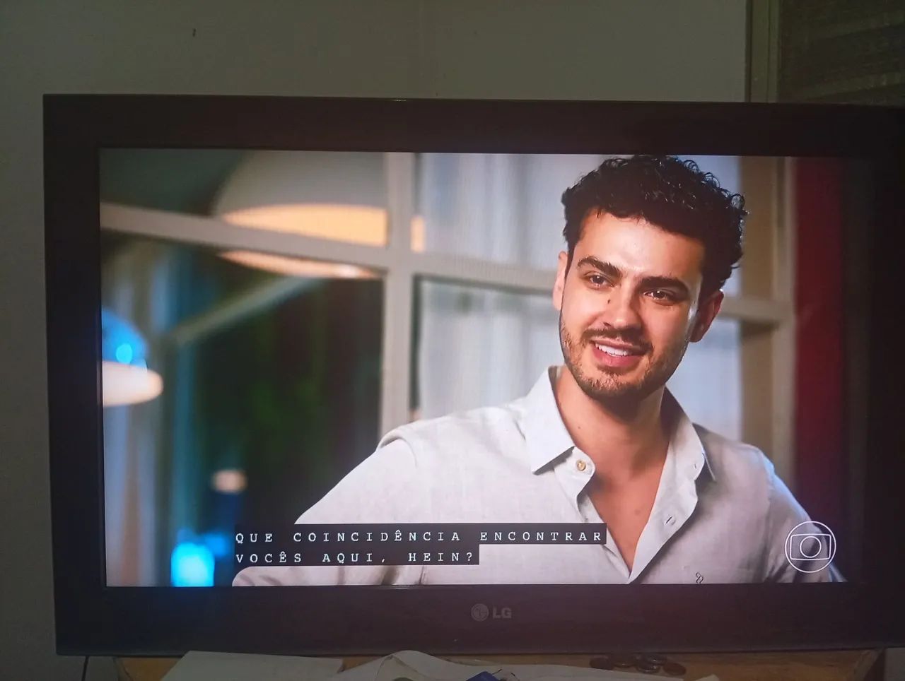 Vendo Tv de 32 polegadas bem conservada com antena e controle. NÃO É SMART 