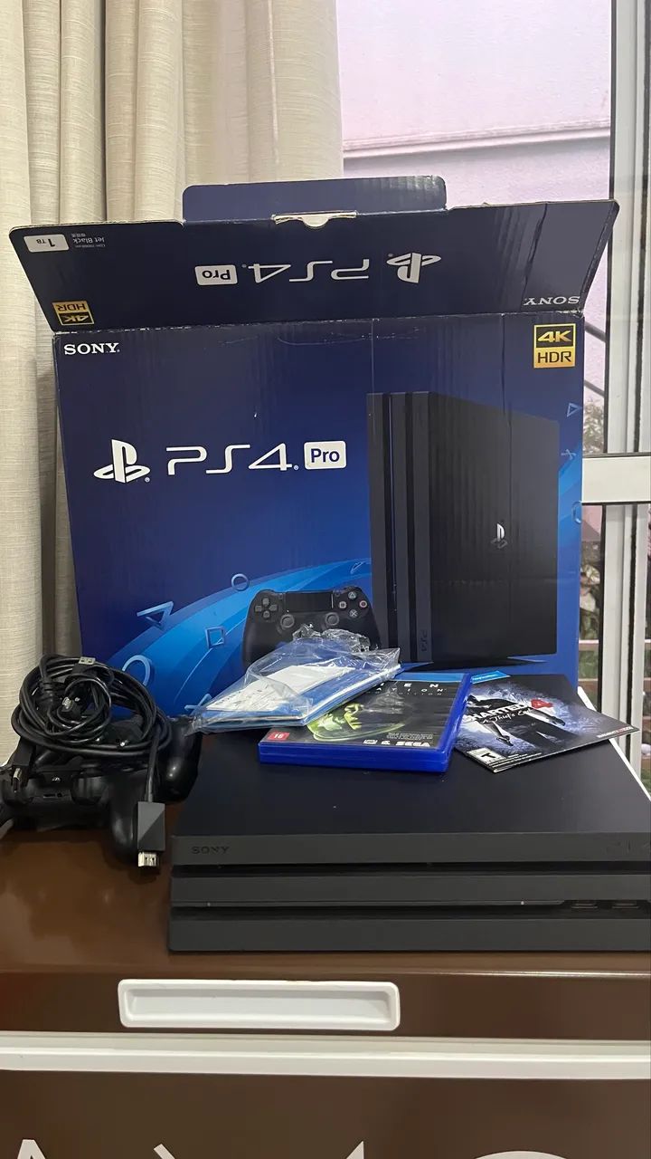 PS4 PRO SEMI NOVO - 1TB +2 controles + 2 jogos - Consoles de Vídeo