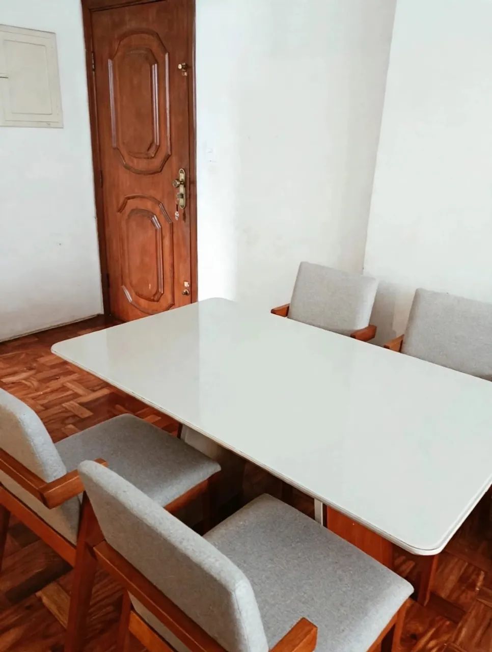 Mesa com 4 cadeiras madeira maciça 