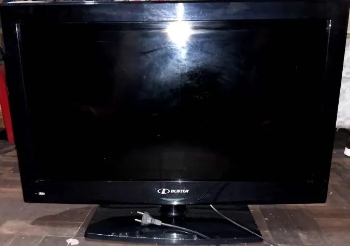 TV 32 polegadas Buster Funcionando Perfeita Com HDMI Pra Vira SMART 550$