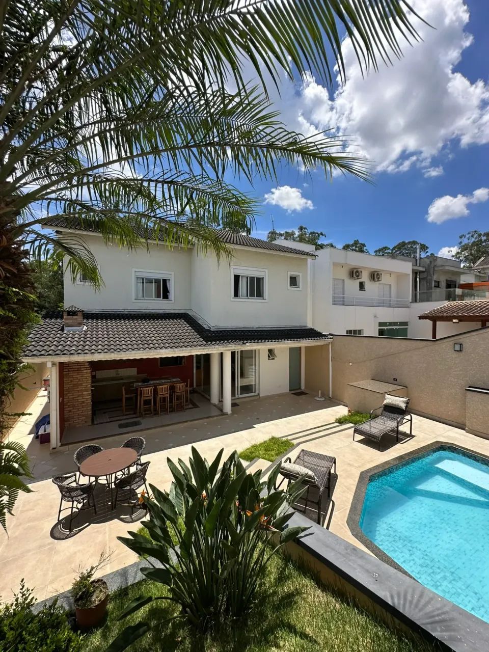 Casa com 3 suítes à Venda, quintal amplo com piscina