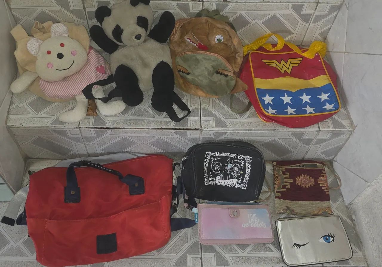 4 mochilinhas e 5 bolsinhas - Foto 2