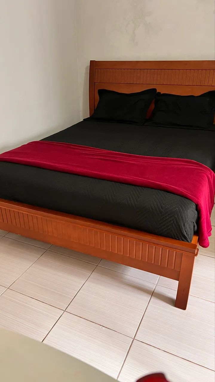 Cama Queen Benetti em madeira maciça - excelente estado - Foto 4