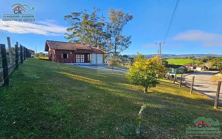 Casa com terreno espaçoso e lindo visual em Rancho Queimado