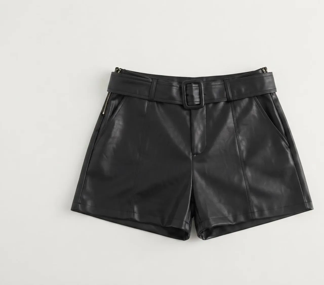 Shorts de Couro Preto com Cinto