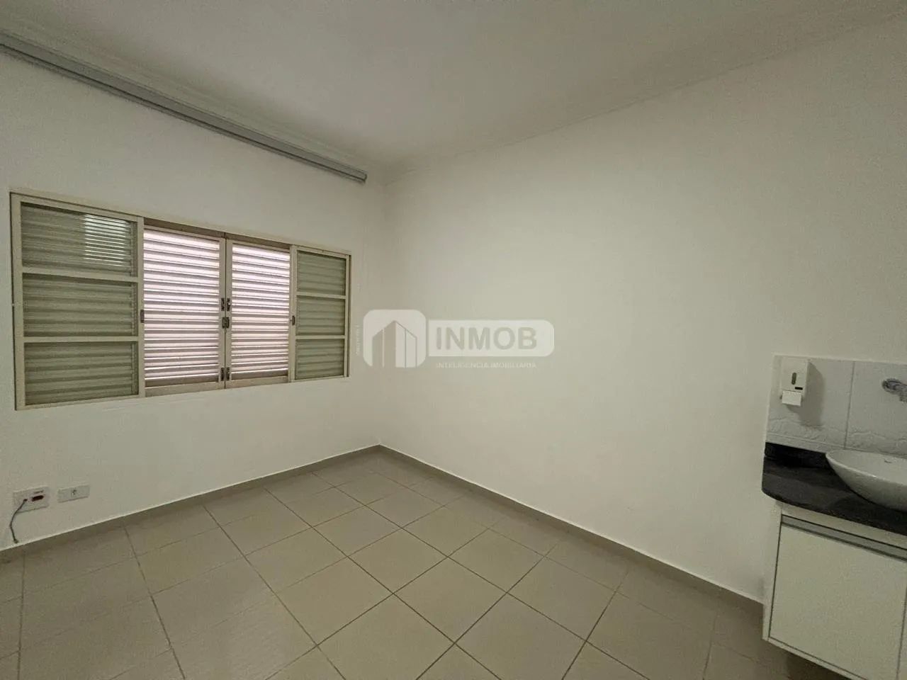 Clínica para Locação no Centro de Taubaté com 3 Banheiros - Foto 4