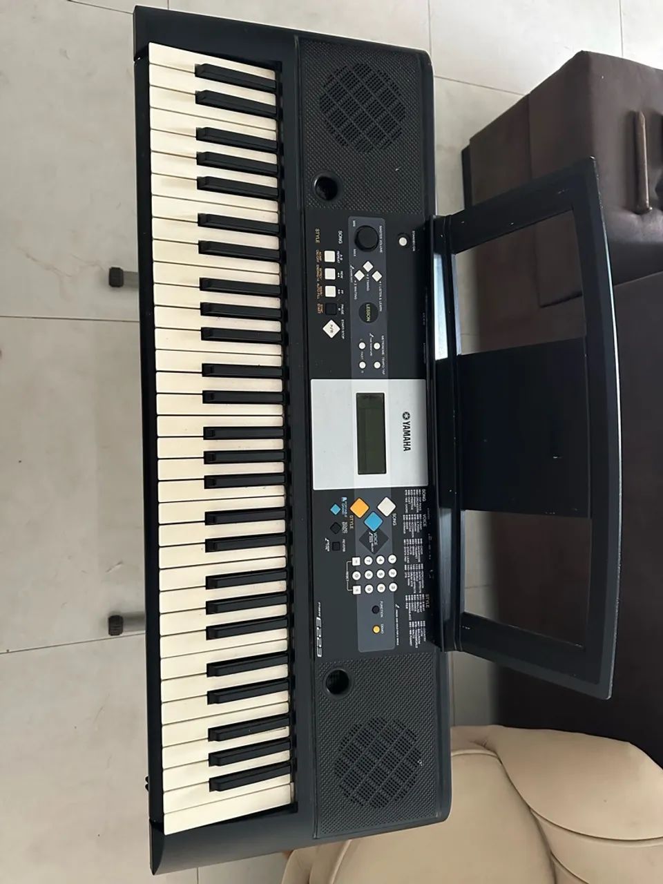 Teclado YAMAHA com suporte 