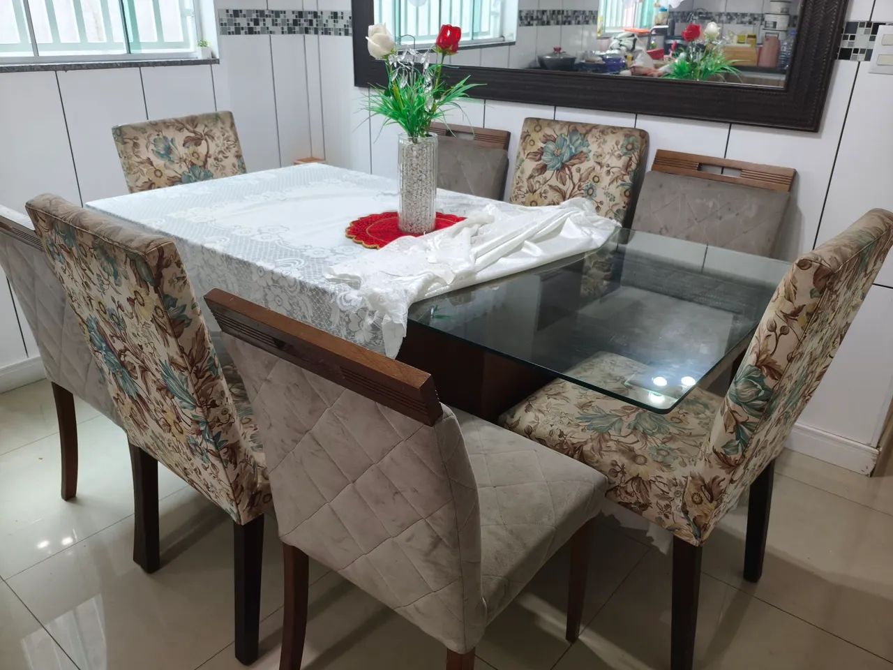 Mesa de Jantar com 8 cadeiras e tampo de vidro