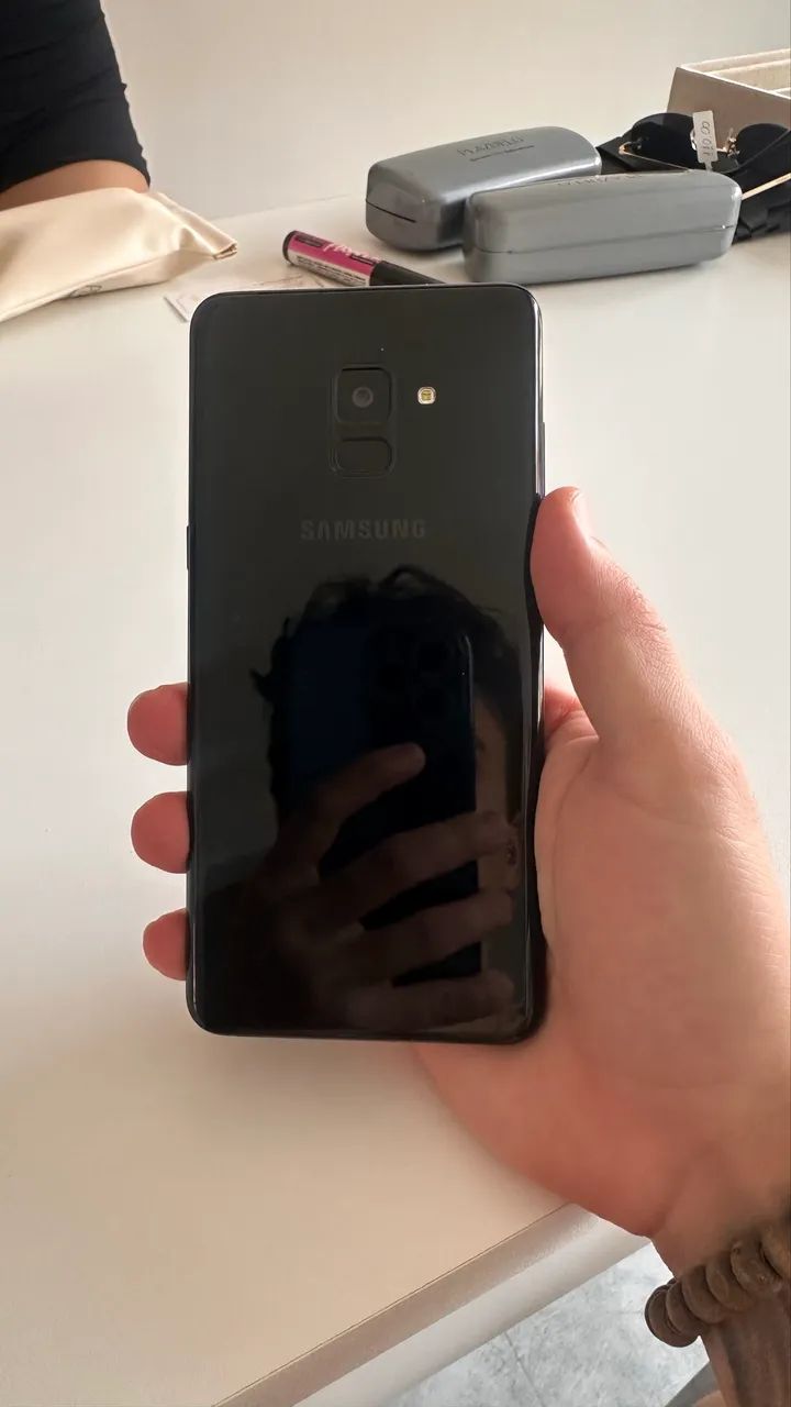 Samsung Galaxy A8 2018 - Excelente estado - Foto 2