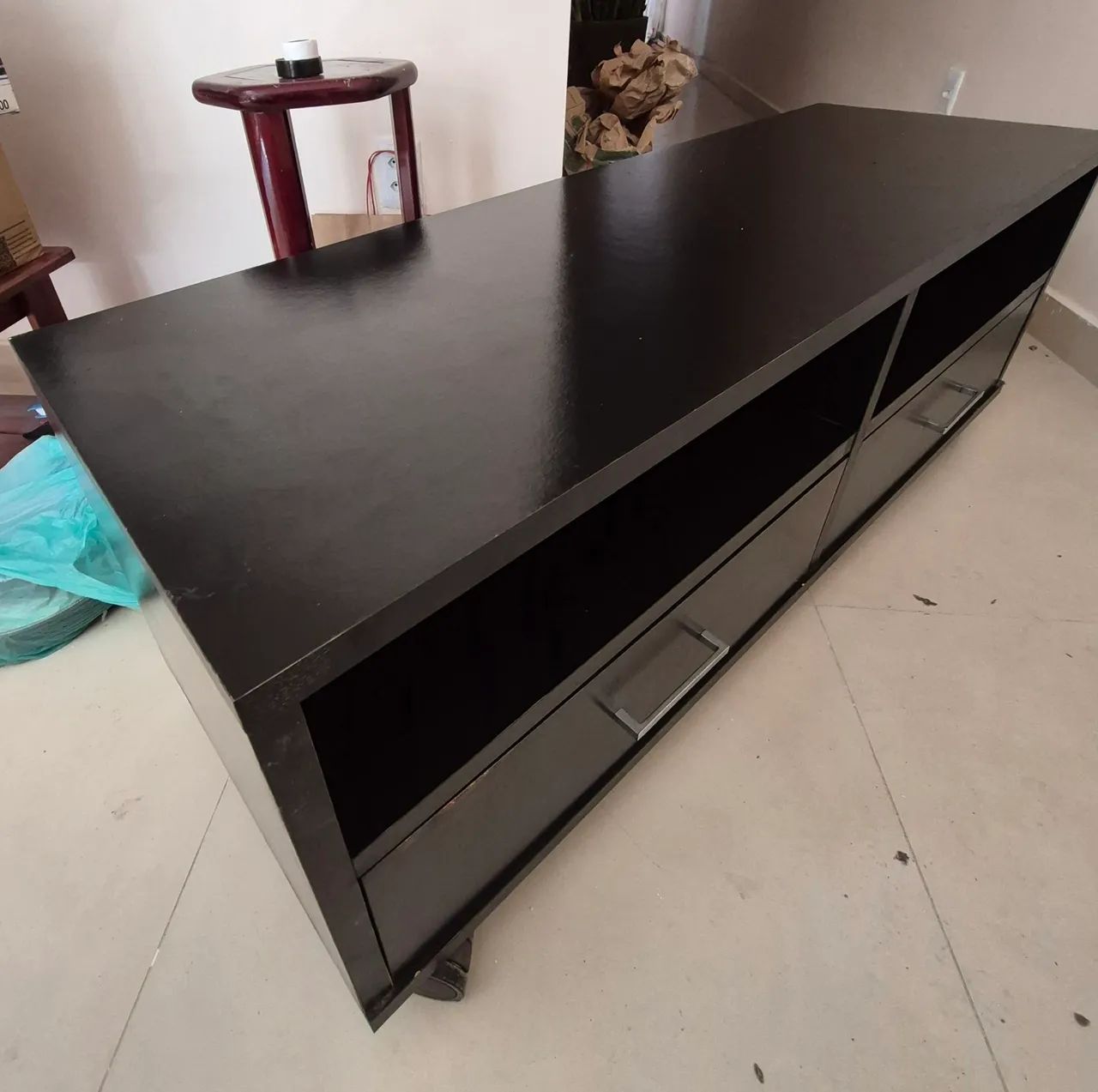 Rack em MDF preto com 2 gavetas e rodinhas