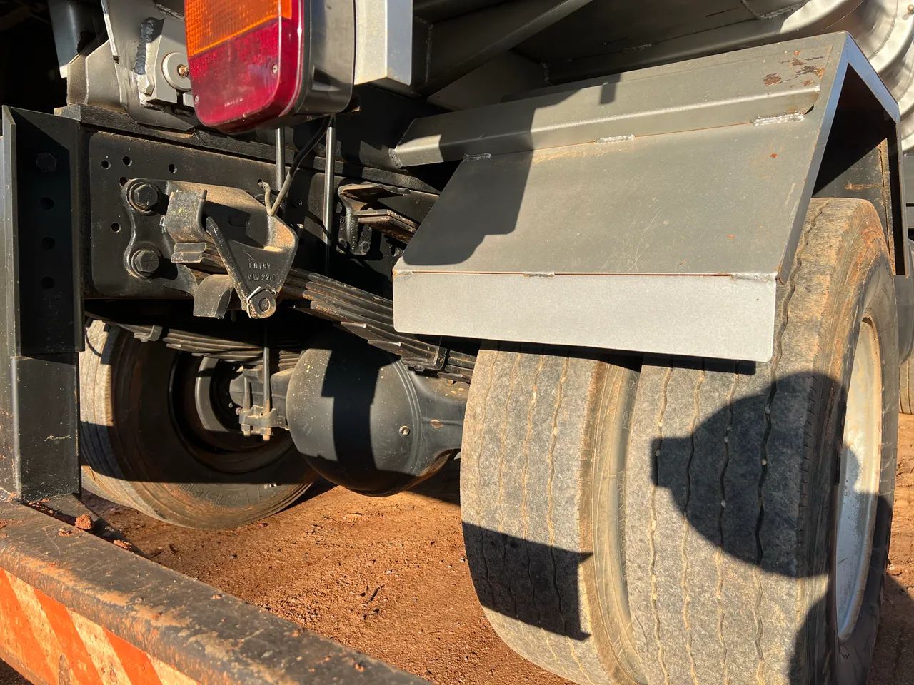 Caminhão basculante Ford Cargo 1317 - Foto 3