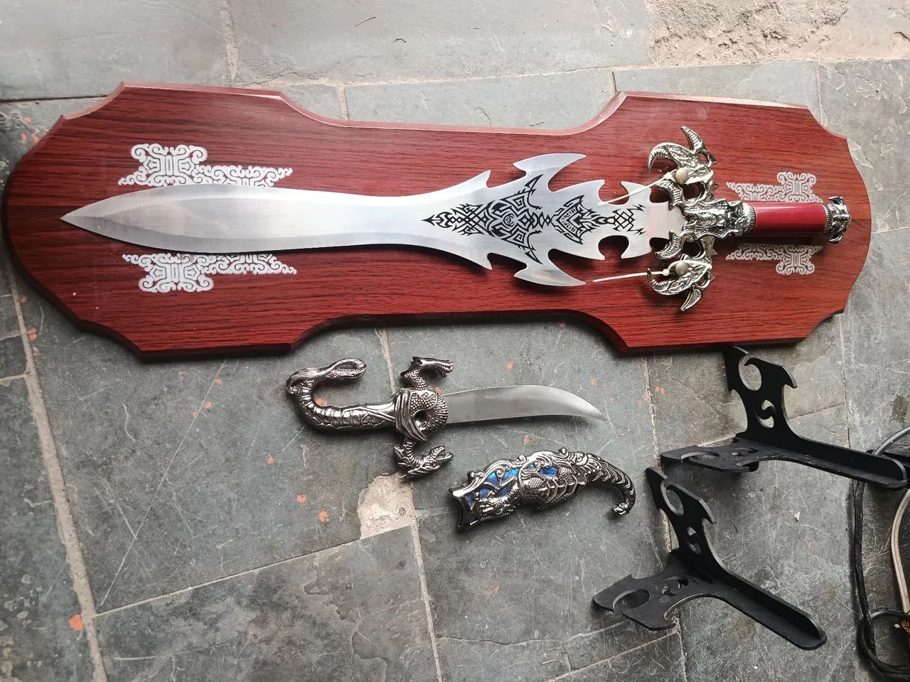 Espada e faca decorativas  - Foto 3