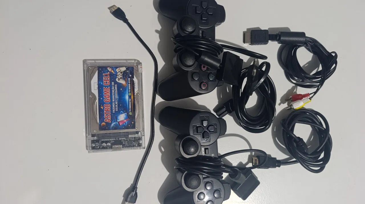 Dois controles de PS2 e cabo HDMI 