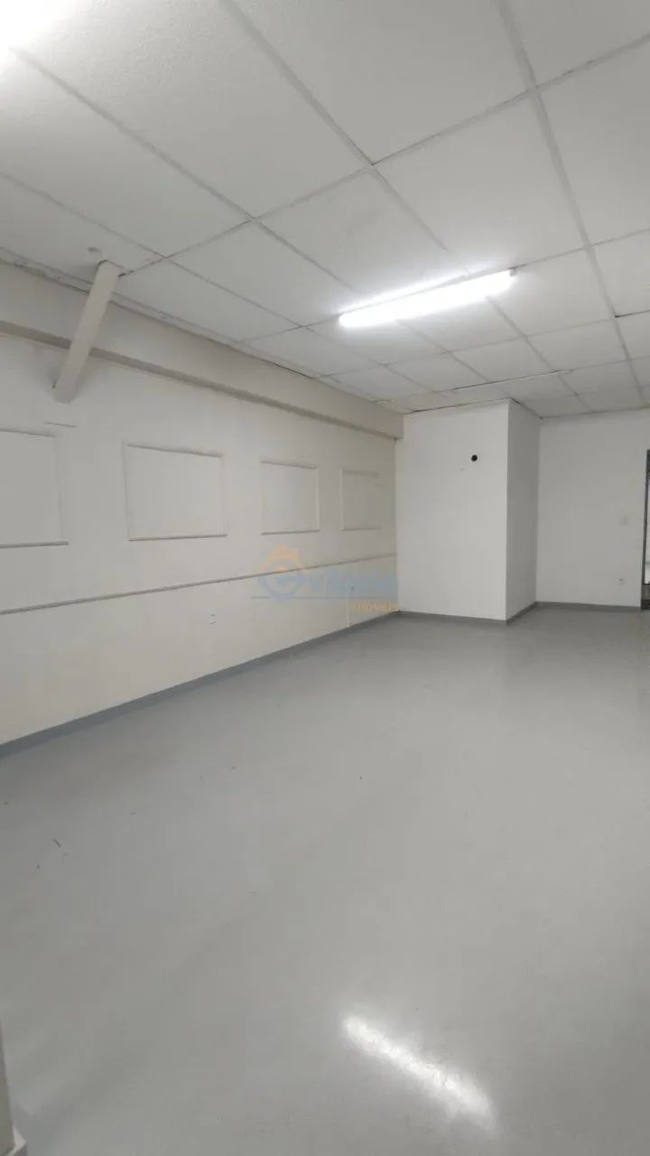 EXCELENTE SALA AMPLA NA AV. SEBASTIÃO DE BRITO