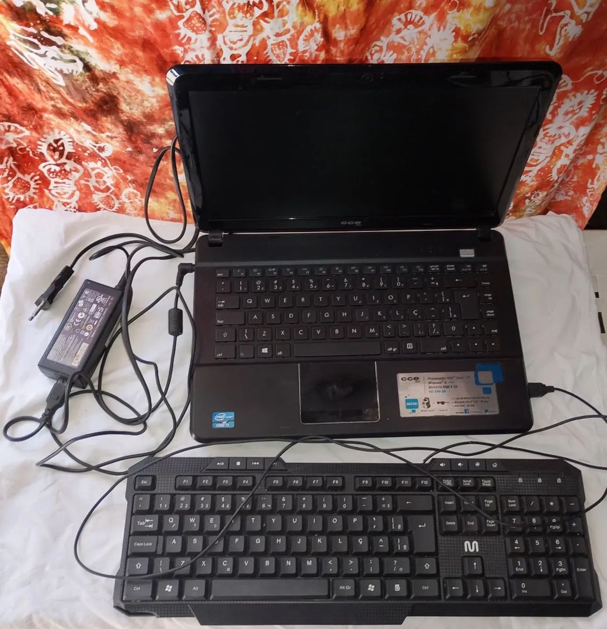 Notebook CCE usado, bom estado.