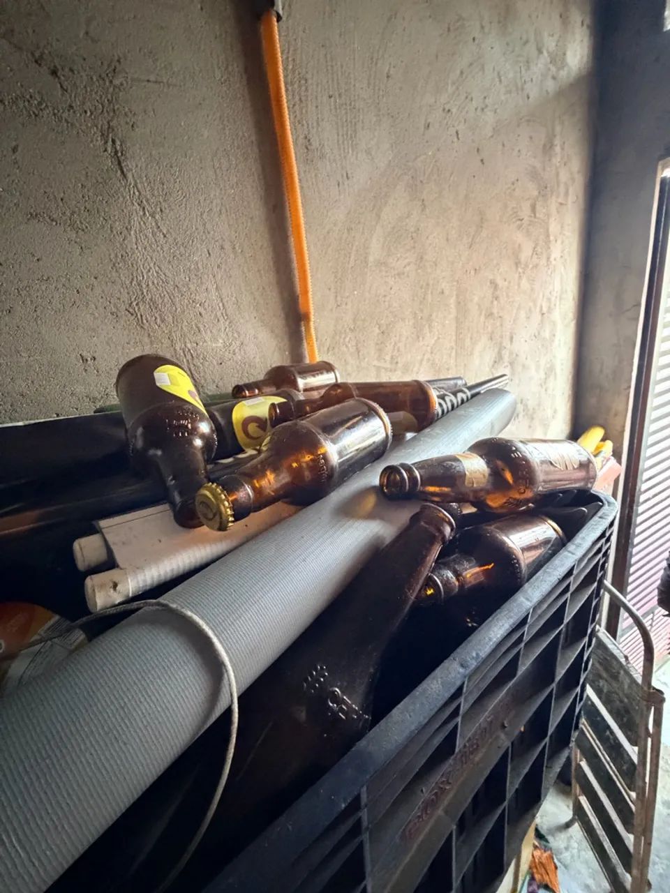 Caixas de cervejas e cascalhos  - Foto 3