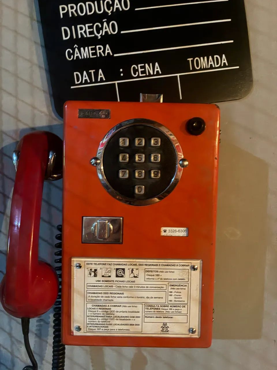 Telefone antigo orelhão 