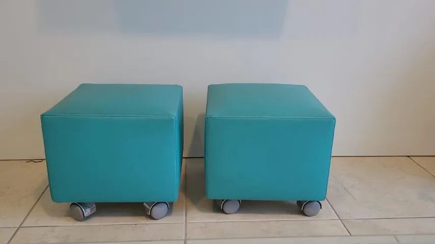 Sofá 3/4 Lugares + Par de Puffs com Rodinhas em Couro Sintético - Foto 2