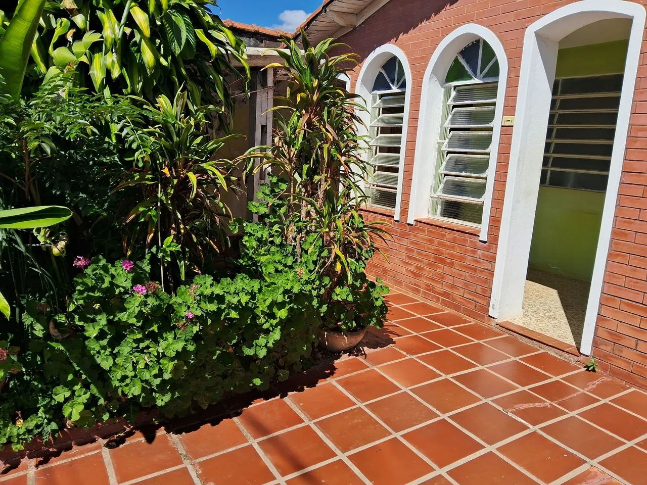 Casa frente e fundos (desocupada)