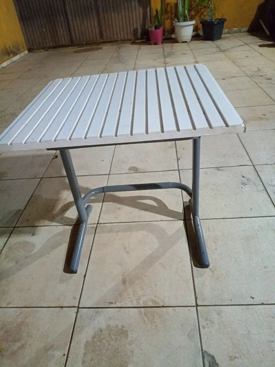 MESA ESCRIVANINHA TIPO ESCOLAR COM BASE DE METAL RESISTENTE E TAMPO EM MDF RIPADO - Foto 2