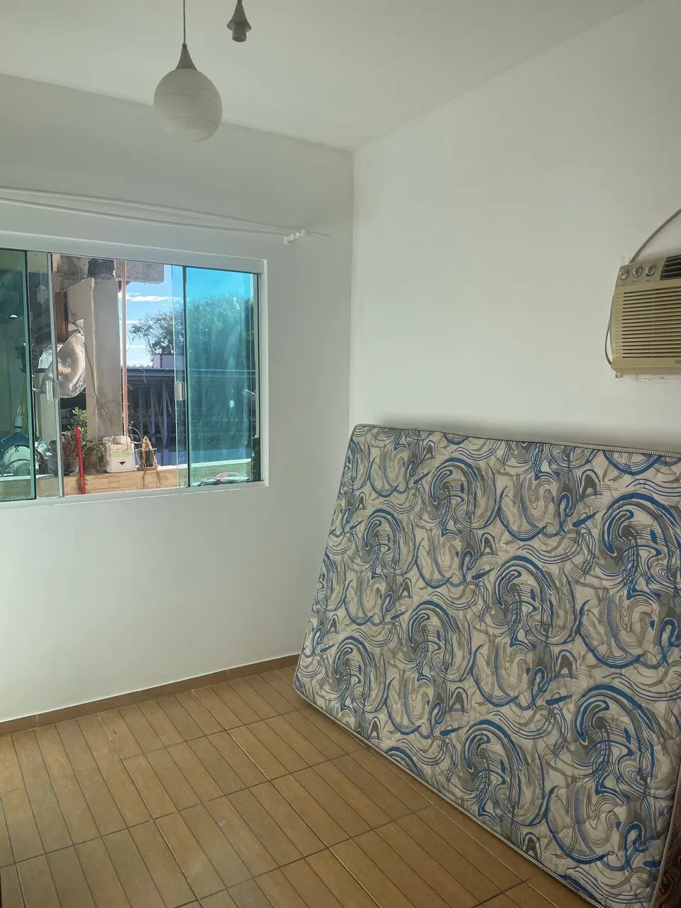Alugo quarto para pessoa sozinha 