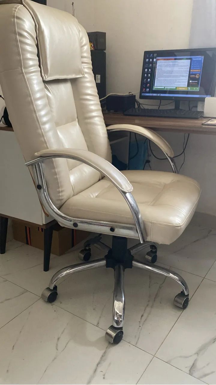 Cadeira de escritório de couro bege - Foto 2