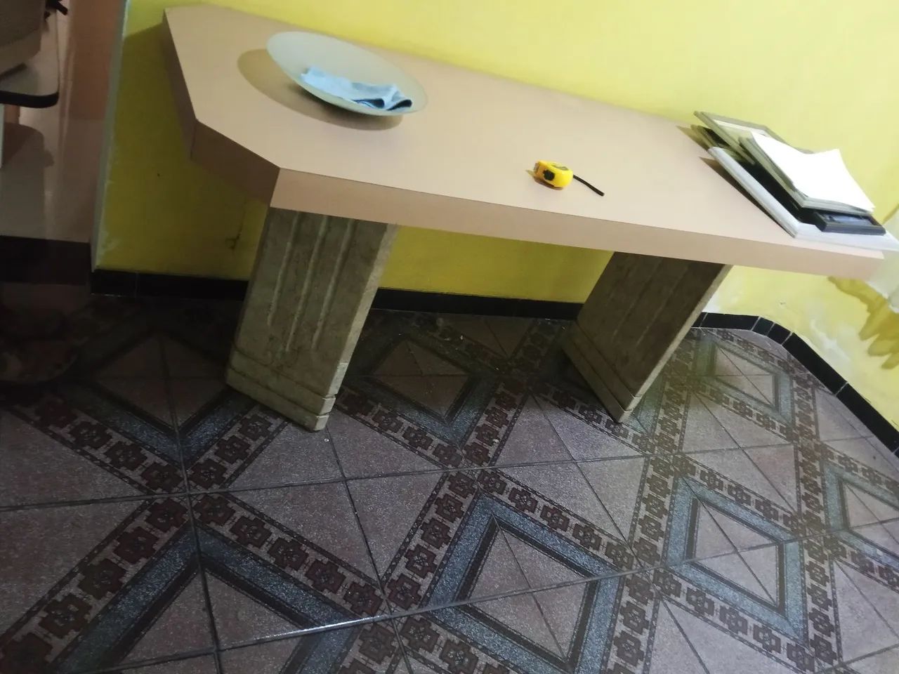 Mesa de madeira com pé de granito - Foto 3