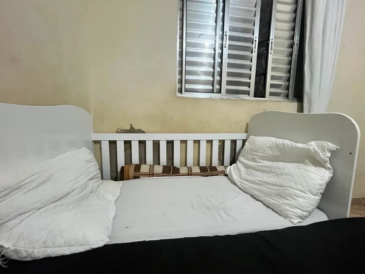 Berço Infantil Branco com Grade Regulável 