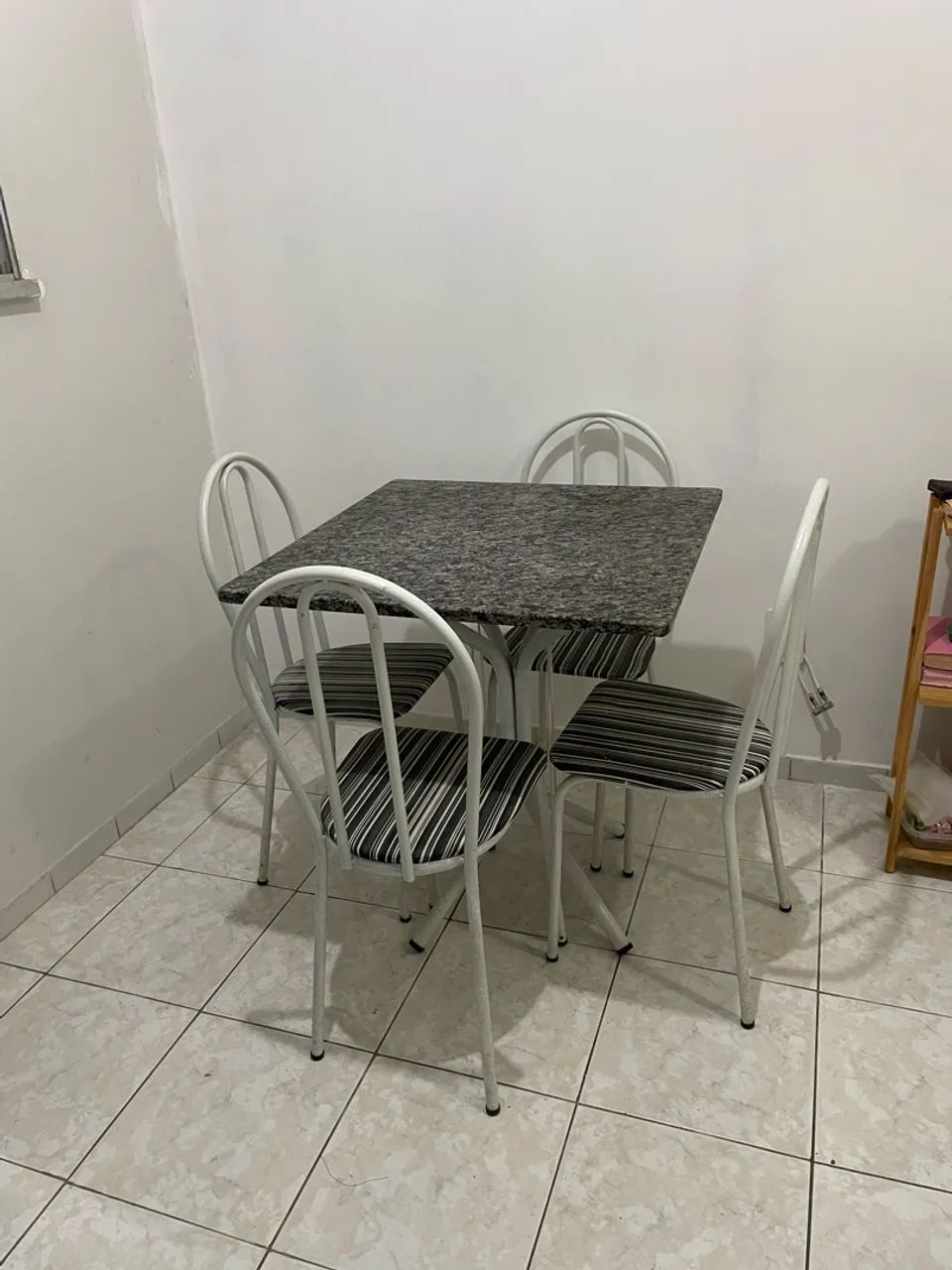 Mesa com 4 cadeiras  - Foto 2