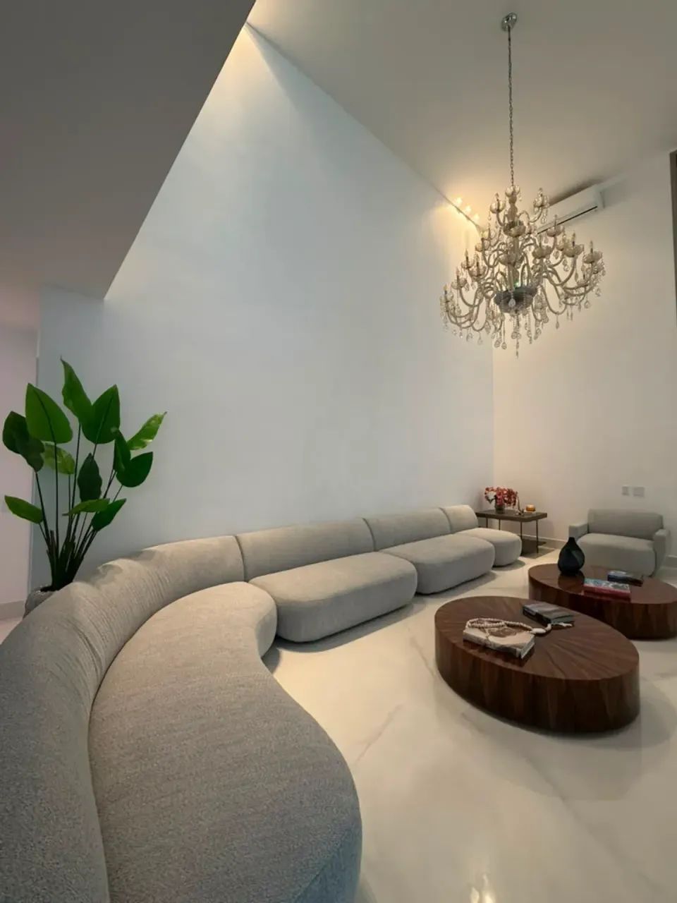 Casa Triplex com 5 Suítes | Alphaville Barra | Mobiliada