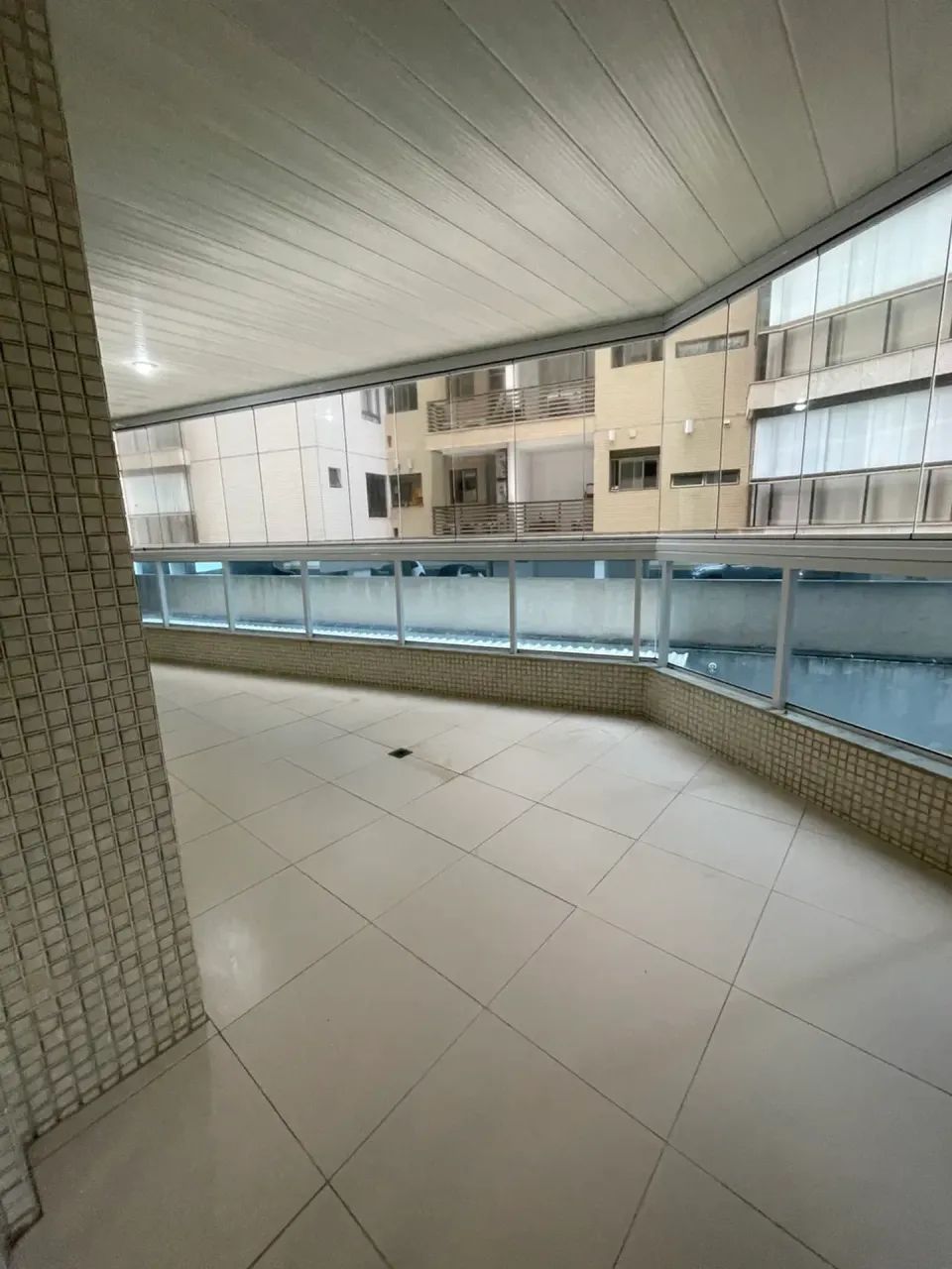 ORLA DE iTAPOÃ: Amplo2 quartos, suíte, mobiliado 2 vagas 86m² - Foto 3