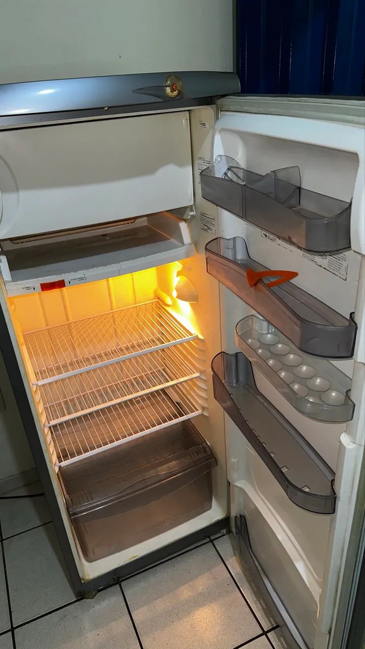 GELADEIRA Á VENDA  $650 - Foto 3