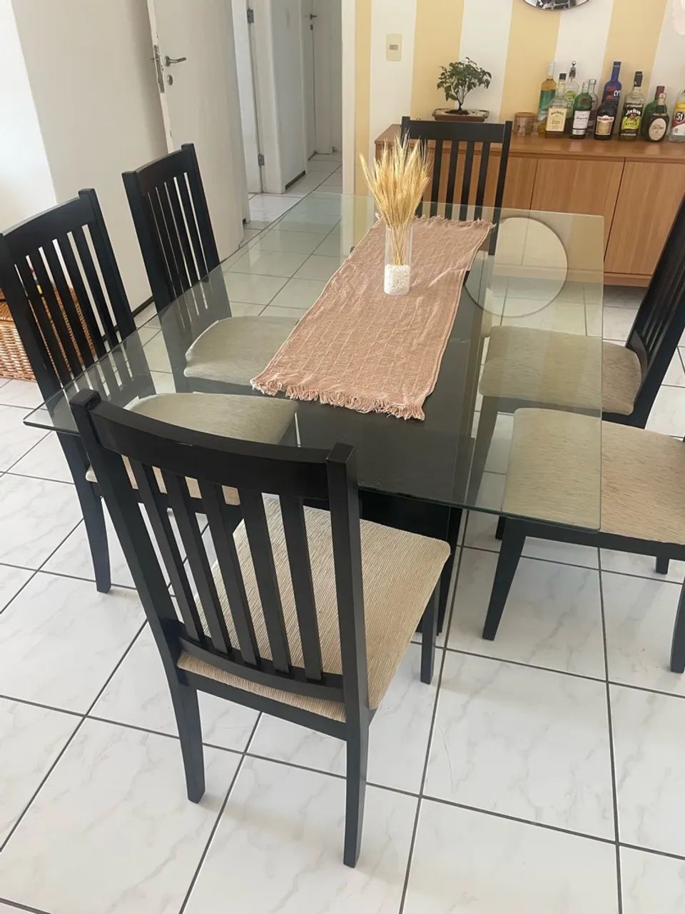 Mesa com 6 cadeiras de madeira maciça.  - Foto 2