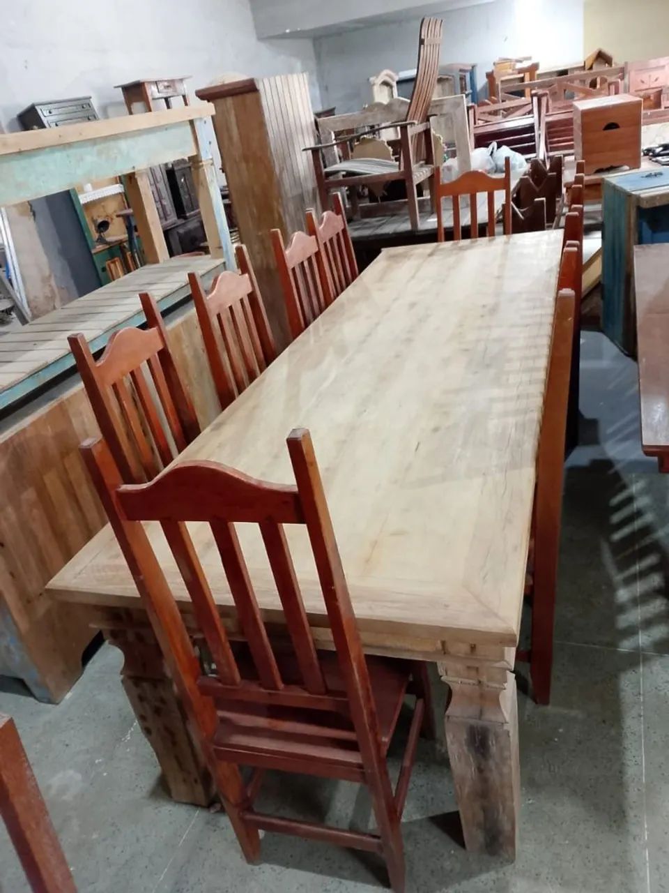 Mesa com  10 cadeiras .