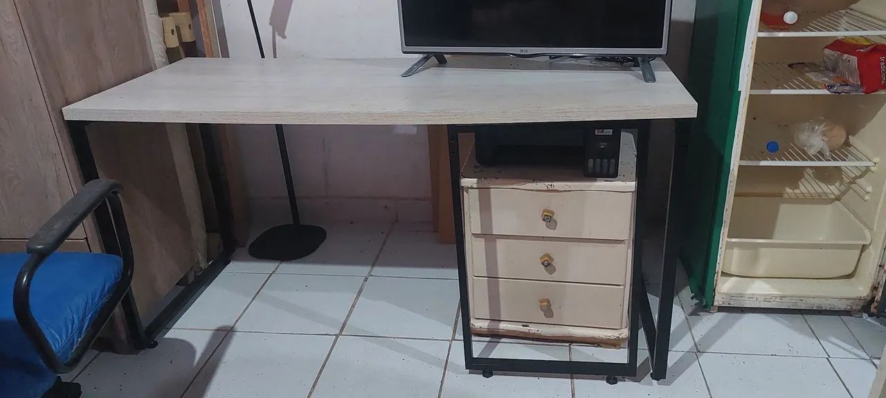 Escrivaninha usada em bom  estado  - Foto 2